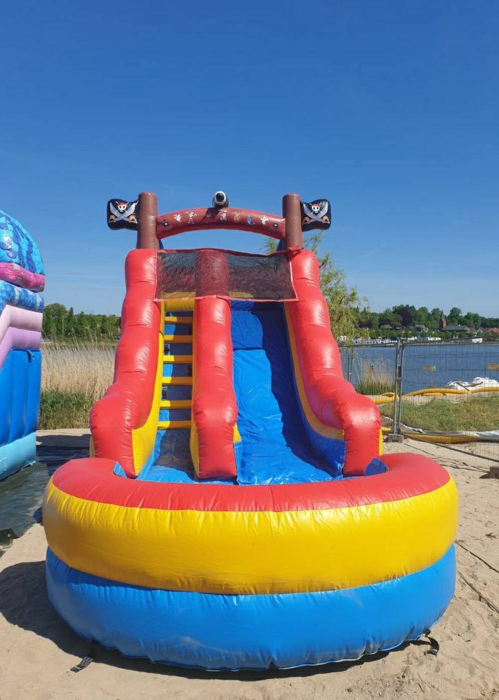 Wasserrutsche Piraten-Abenteuer mit Pool Wasserrutsche Piraten-Abenteuer mit Pool